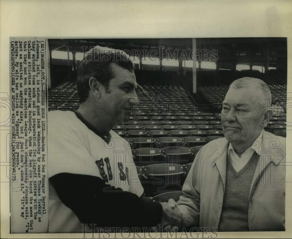 1975 Press Photo Red Sox owner Thomas Yawkey praises manager Darrell Johnson. - Historic Images