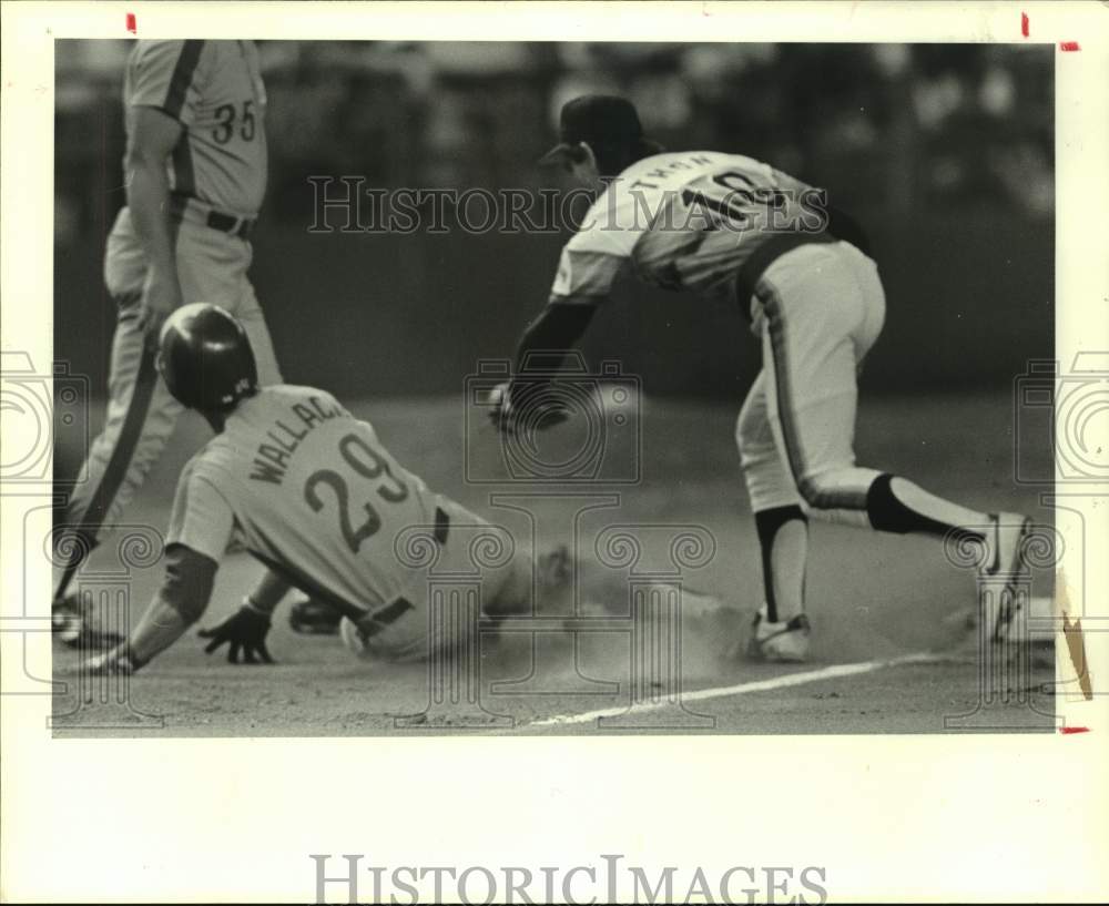 1986 Astros&#39; Dickie Thon tags Expos&#39; Tim Wallach out at third base. - Historic Images