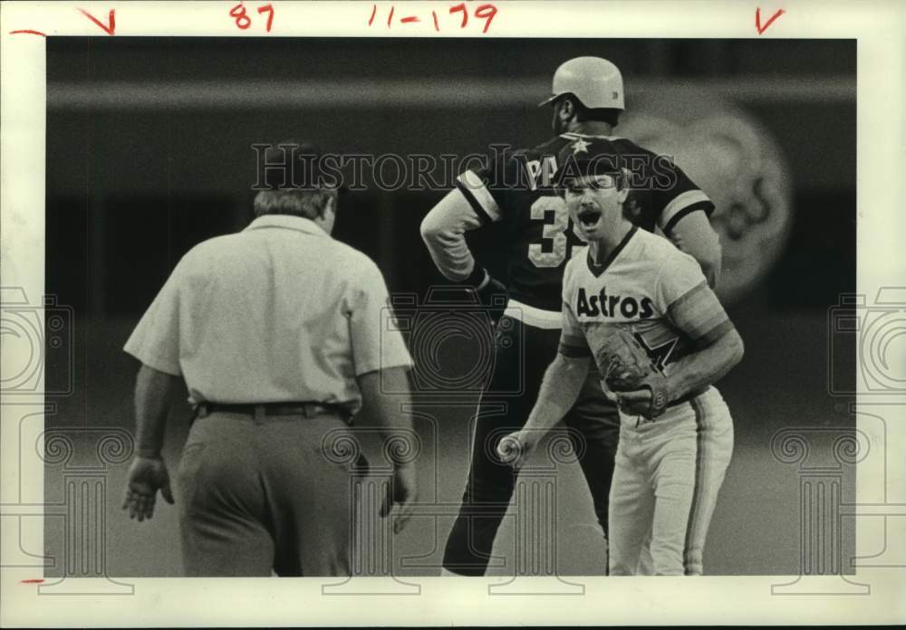 1983 Press Photo Astros&#39; Dickie Thon complains to umpire Bruce Froemming. - Historic Images