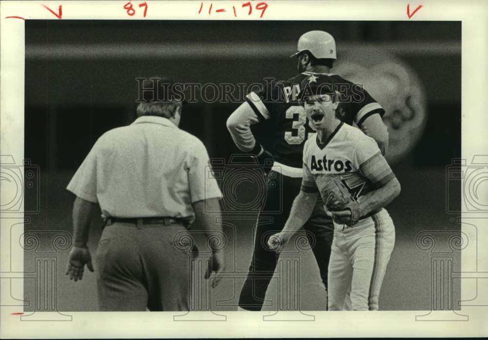 1983 Press Photo Astros' Dickie Thon complains to umpire Bruce Froemming. - Historic Images
