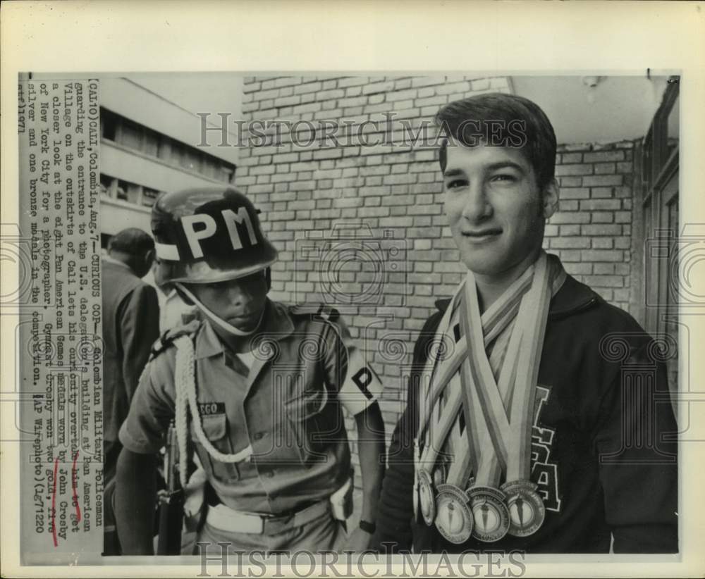 1971 Colombian military police guard admires John Crosby&#39;s medals - Historic Images