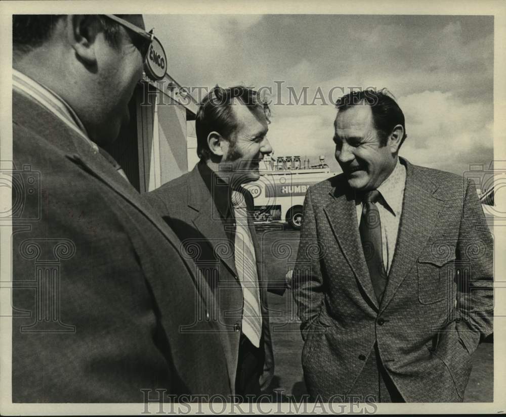 1972 Houston Oilers&#39; new head coach Bill Peterson arrives in Houston - Historic Images