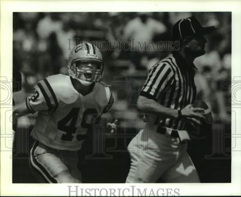1991 LSU receiver Todd Kinchen yells at head linesman Gary Slaughter - Historic Images