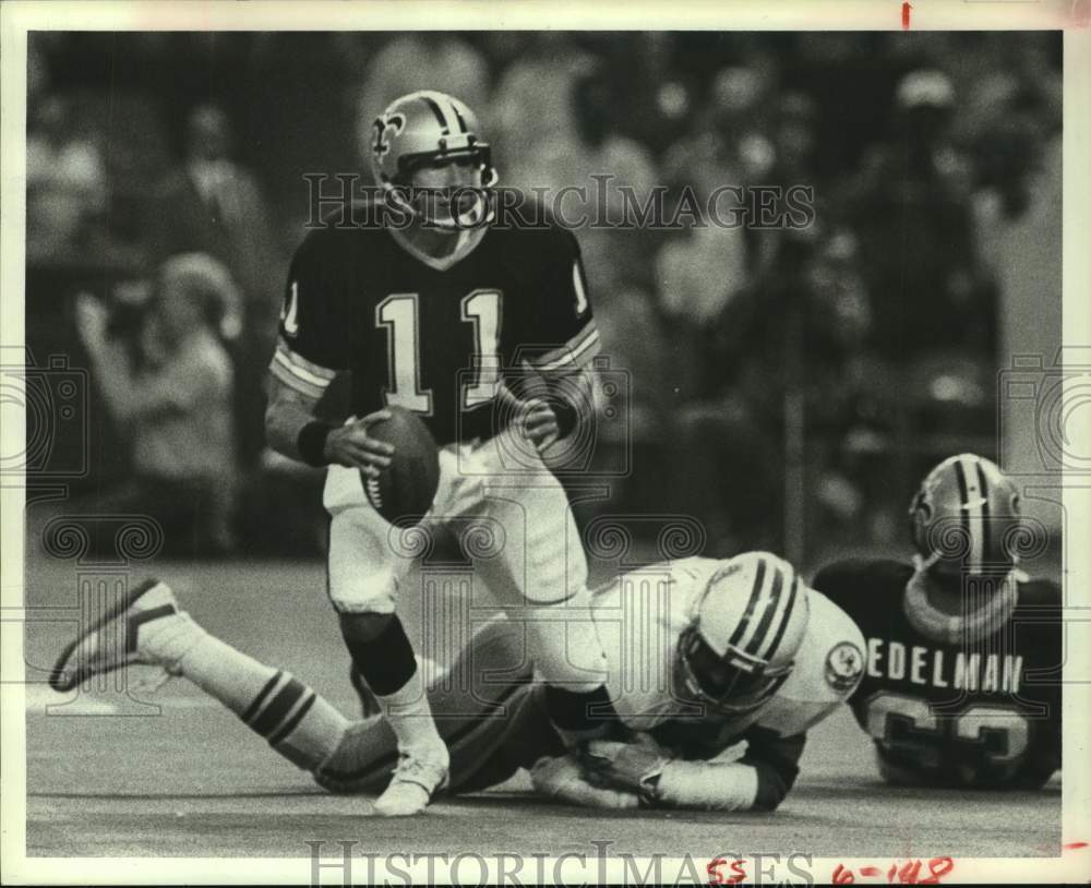 1984 Press Photo Oilers&#39; Robert Brazile grabs Saints&#39; quarterback Richard Todd.- Historic Images