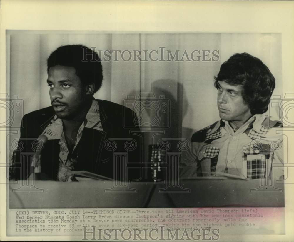 1975 Press Photo Basketball player David Thompson and Coach Larry Brown-Colorado - Historic Images