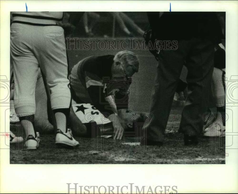 1988 Press Photo Astros&#39; trainer Jim Ewell looks to Jim Pankovits after beaning. - Historic Images