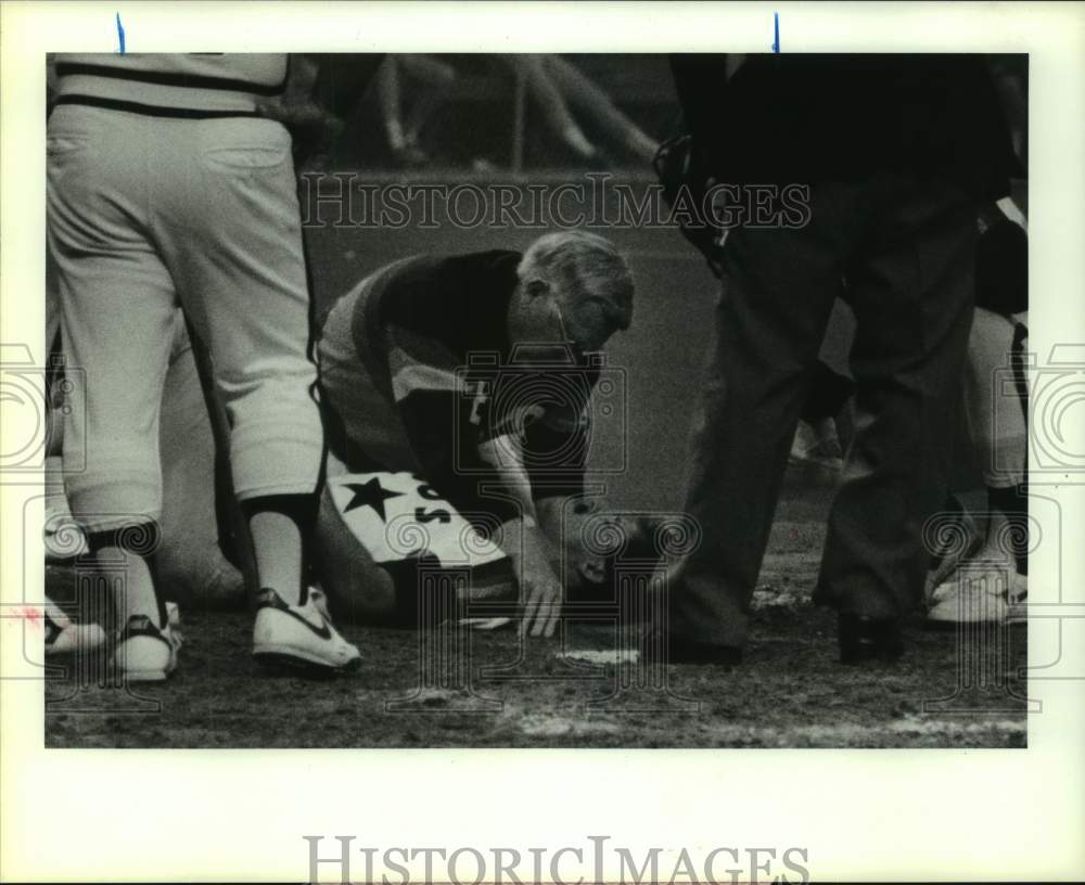 1988 Press Photo Astros' trainer Jim Ewell looks to Jim Pankovits after beaning. - Historic Images
