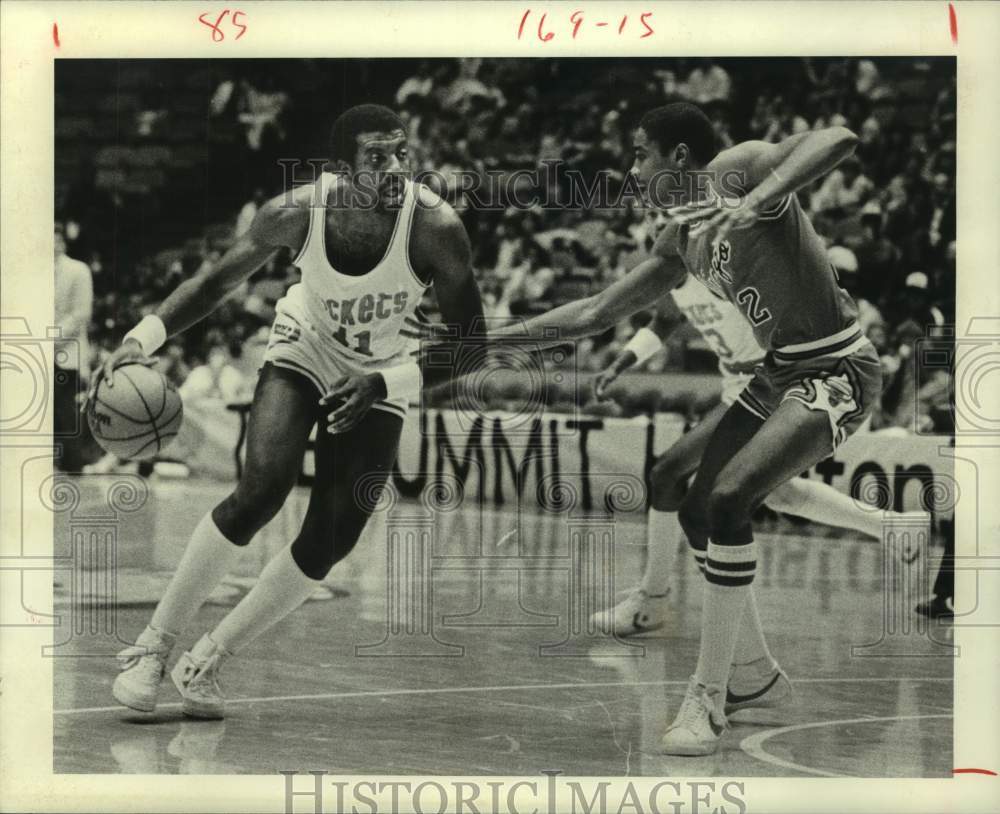 1982 Houston Rockets Major Jones dribbles past Bulls, basketball - Historic Images