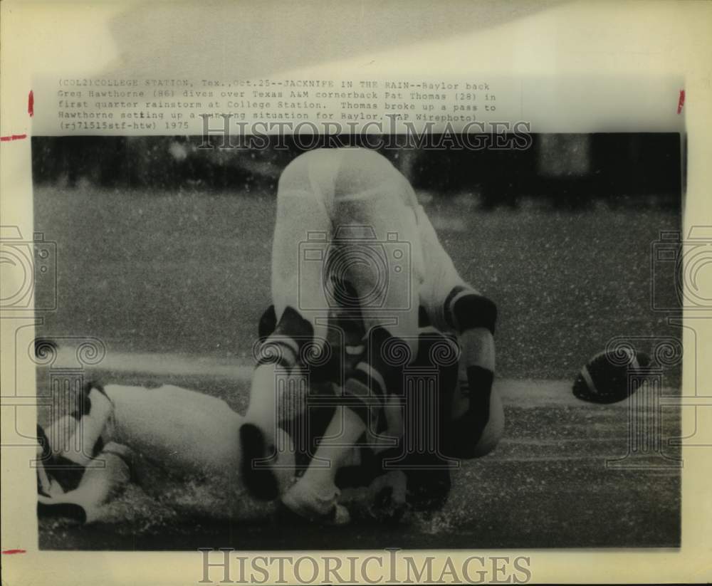 1975 Press Photo Baylor back Greg Hawthorne dives over Texas A&amp;M&#39;s Pat Thomas - Historic Images