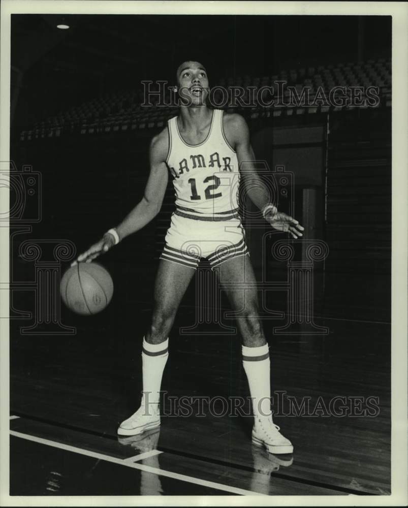 1976 Press Photo Lamar University basketball star Steve Lewis dribbles the ball- Historic Images