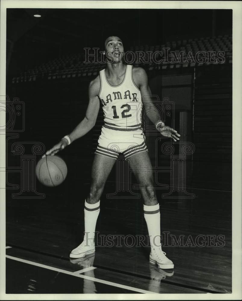1976 Press Photo Lamar University Basketball Star Steve Lewis Dribbles 1976-press-photo-lamar-university-basketball-star-steve-lewis-dribbles