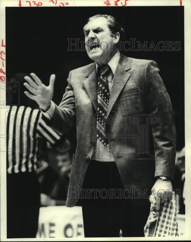 1980 Press Photo Houston coach Guy Lewis shouts instructions to team. - Historic Images