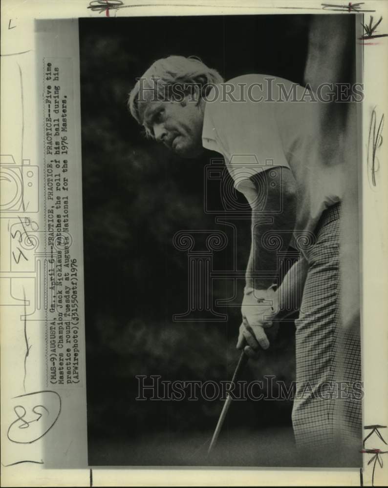 1976 Press Photo Jack Nicklaus putts during practice round at Augusta National. - Historic Images