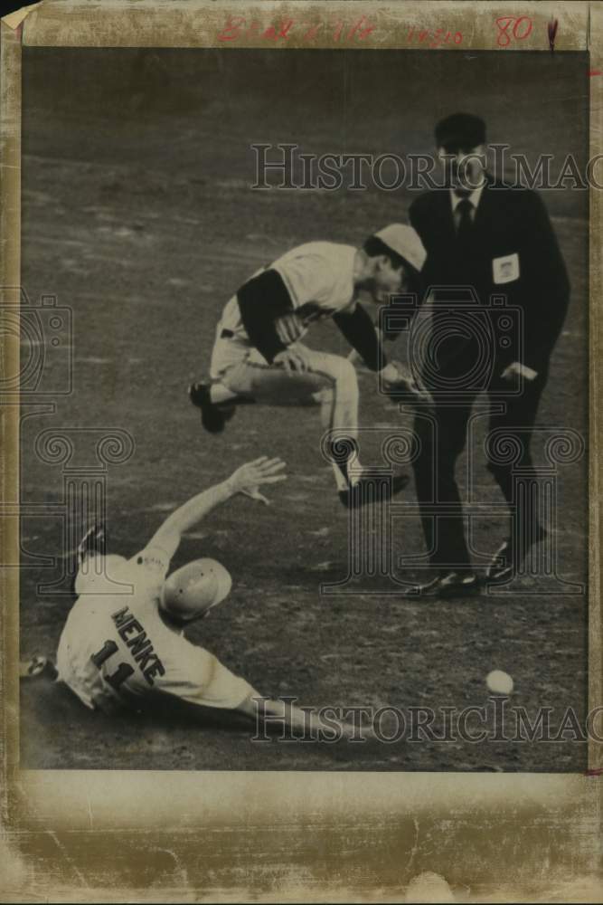 1971 Padres infielder Enzo Hernandez jumps over Denis Menke - Historic Images
