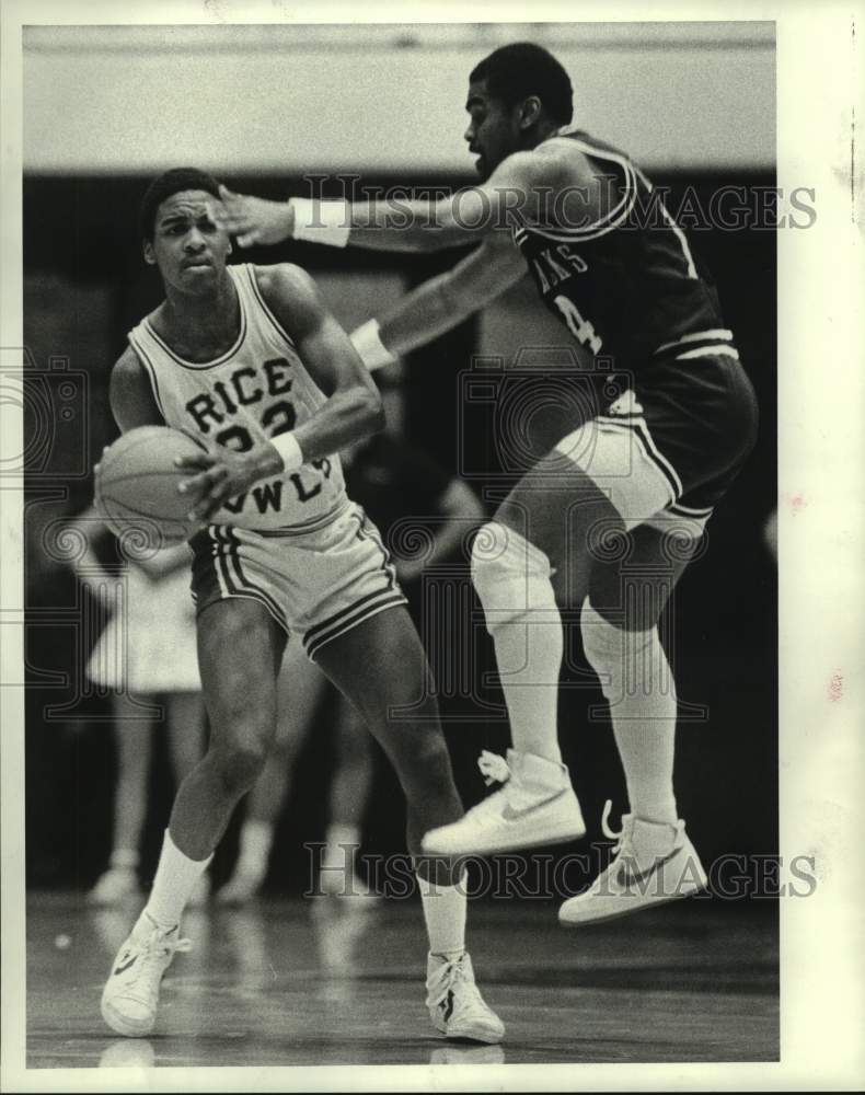 1984 Rice&#39;s Tracy Stelle goes against Arkansas&#39; Ricky Norton - Historic Images