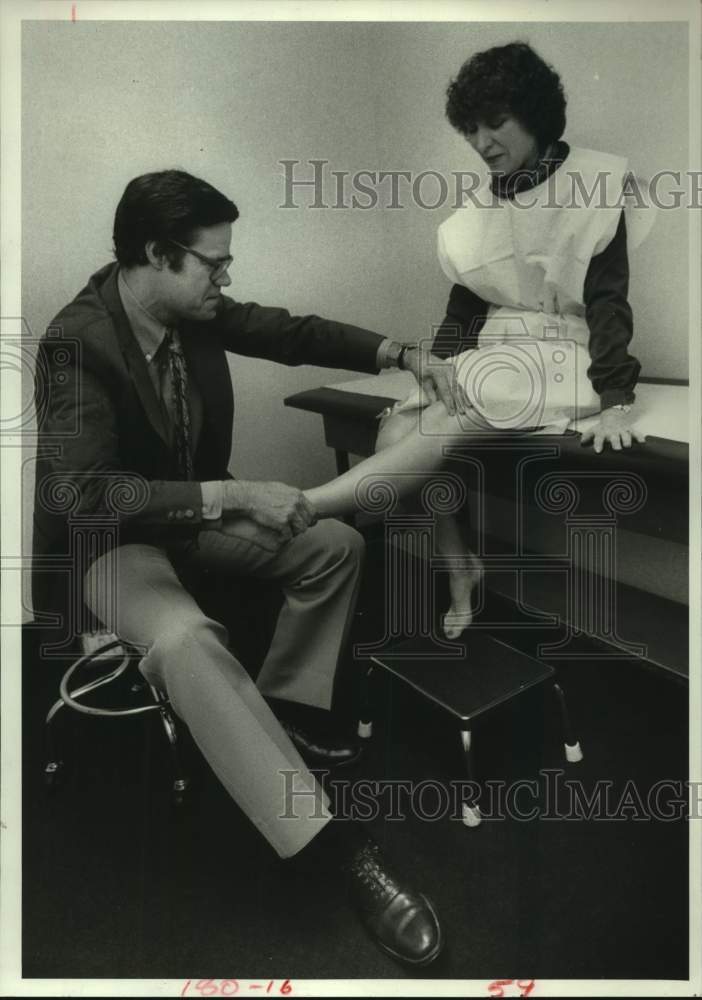 1982 Mary Anne McBrayer get knee checked before Houston Marathon - Historic Images