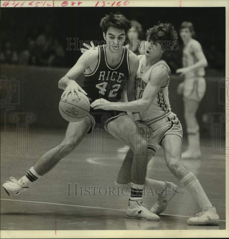 1976 Rice University basketball player goes up against opponent - Historic Images