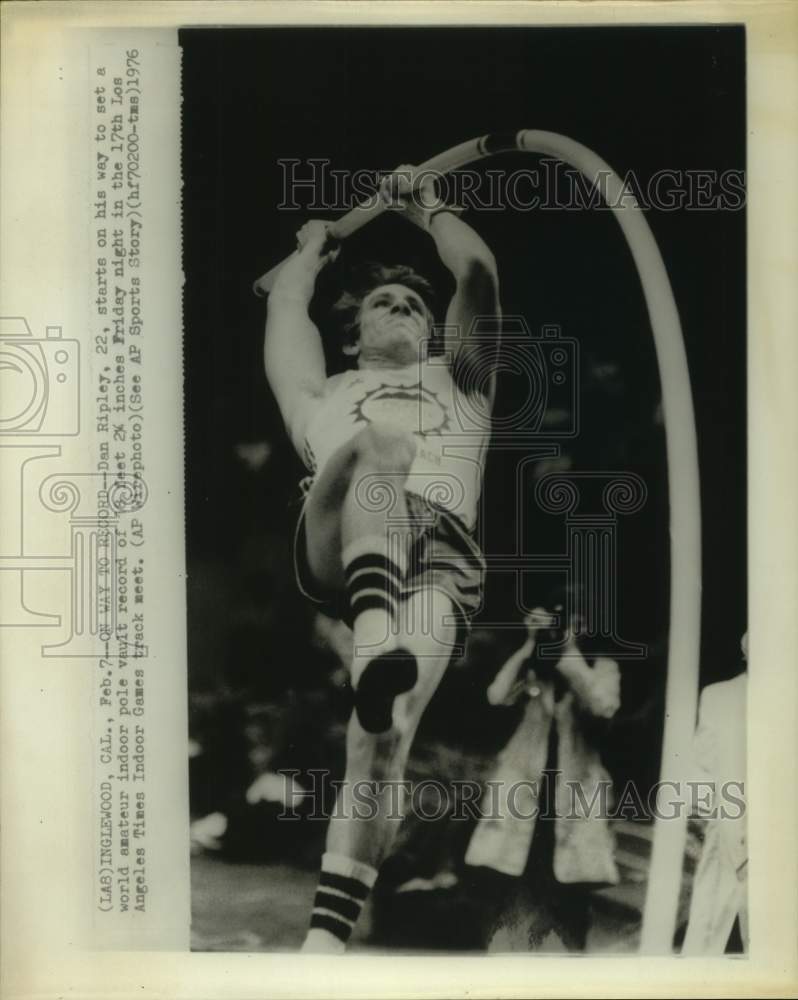 1976 Press Photo Dan Ripley launches to set indoor pole vault record in LA meet.- Historic Images