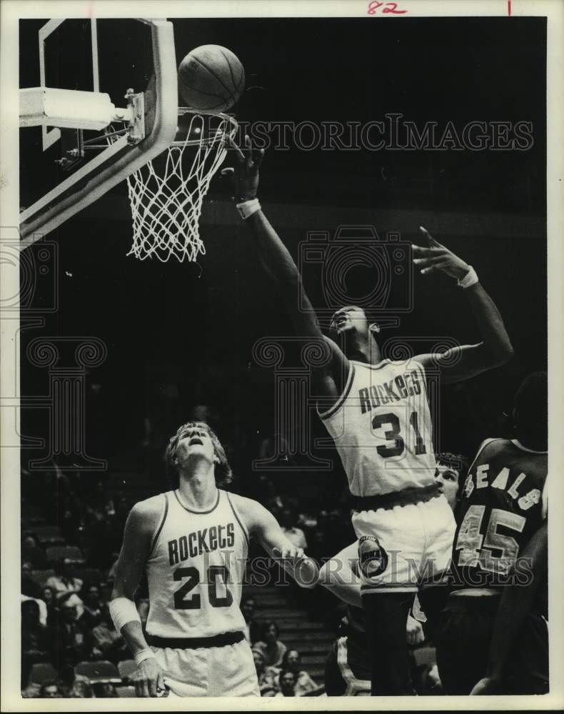 1975 Houston Rockets player Ron Riley goes up for a shot - Historic Images