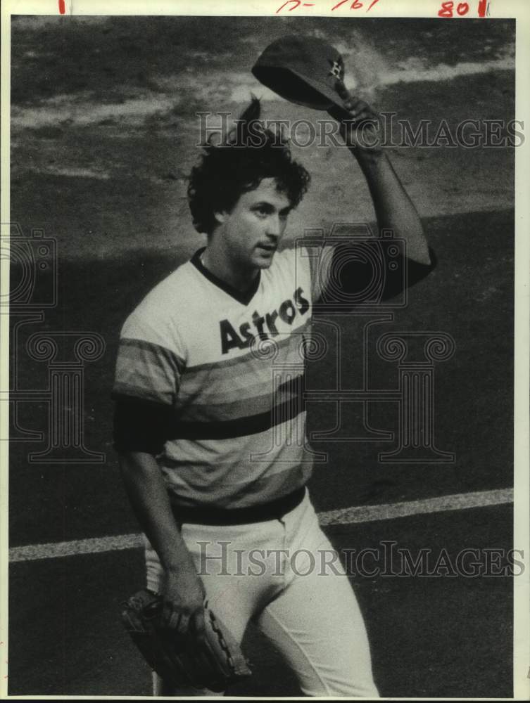 1981 Press Photo Astros pitcher Bob Knepper tips hat to crowd at Astrodome - Historic Images