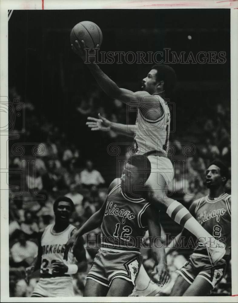 1977 John Lucas, Rockets basketball player, leaps to make basket - Historic Images