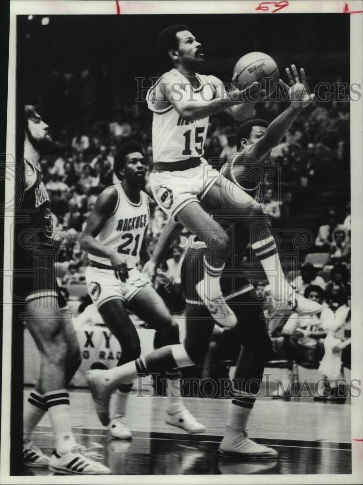 1977 Press Photo Rockets&#39; John Lucas drives lane to take shot against Milwaukee. - Historic Images