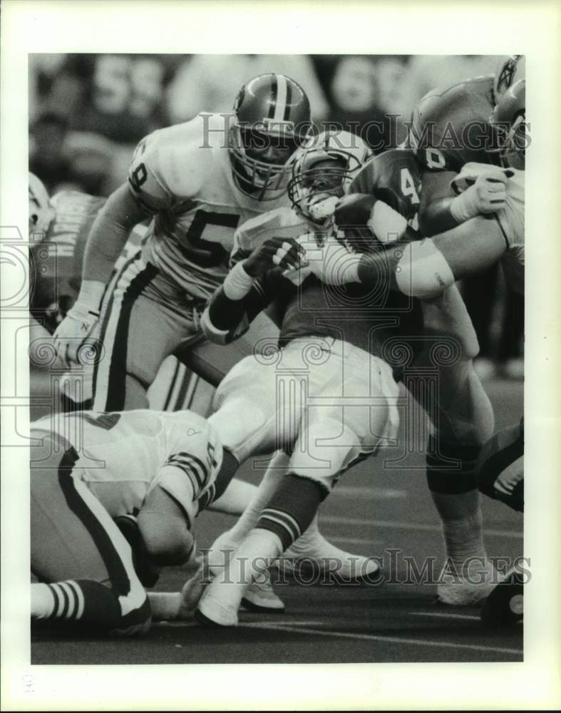 1990 Press Photo Oilers&#39; Lorenzo White churns for extra yardage against 49&#39;ers. - Historic Images