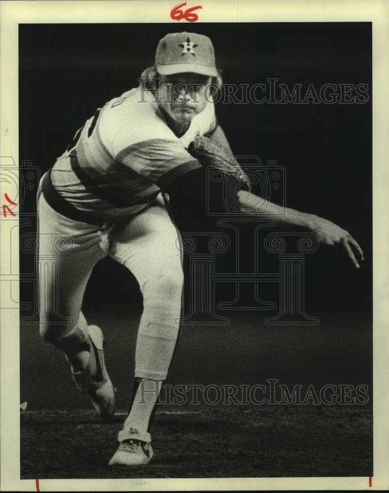 1981 Astros' pitcher Joe Niekro pushes ball to plate against Cubs. - Historic Images