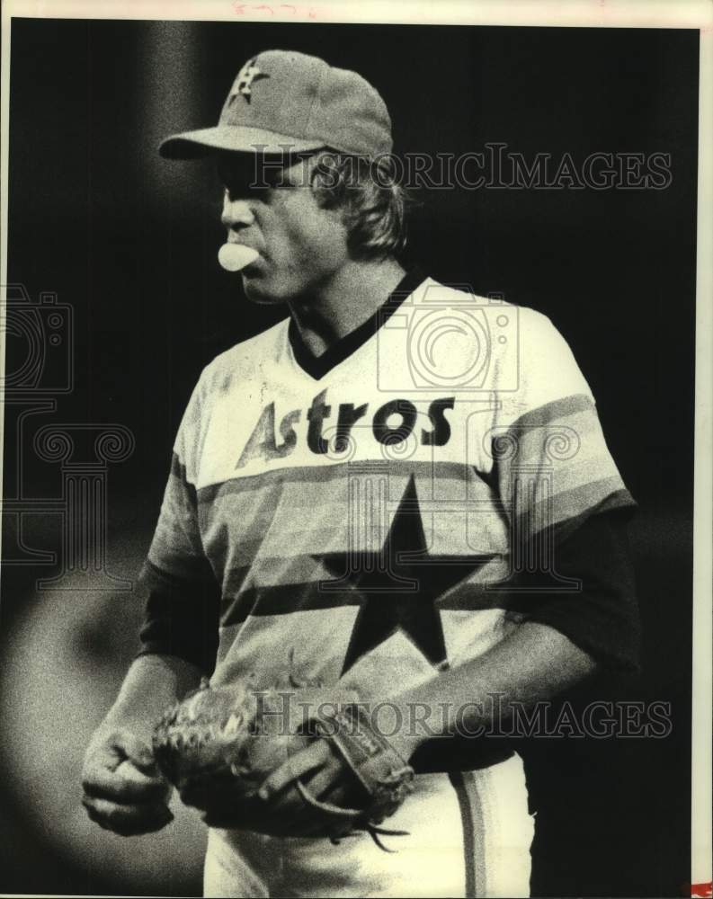 1980 Astros' pitcher Joe Niekro works at bubble on mound. - Historic Images