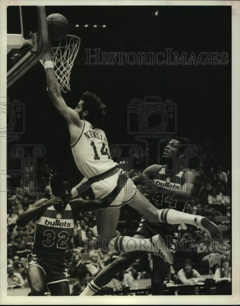 1976 Rocket's Mike Newlin lays it in between two Bullets' defenders. - Historic Images