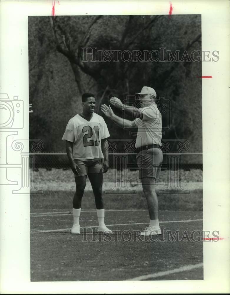 1990 Press Photo Houston Oilers' coach Jack Pardee works with a player at camp - Historic Images