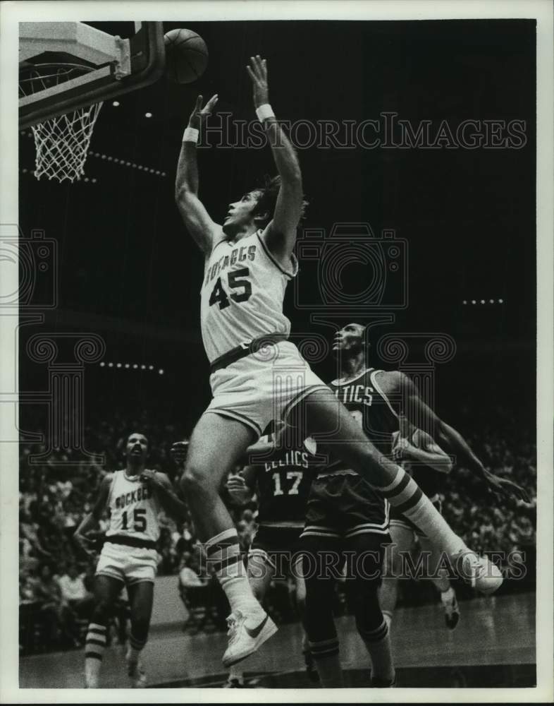 1980 Houston Rockets' star Rudy Tomjanovich lays in a basket - Historic Images