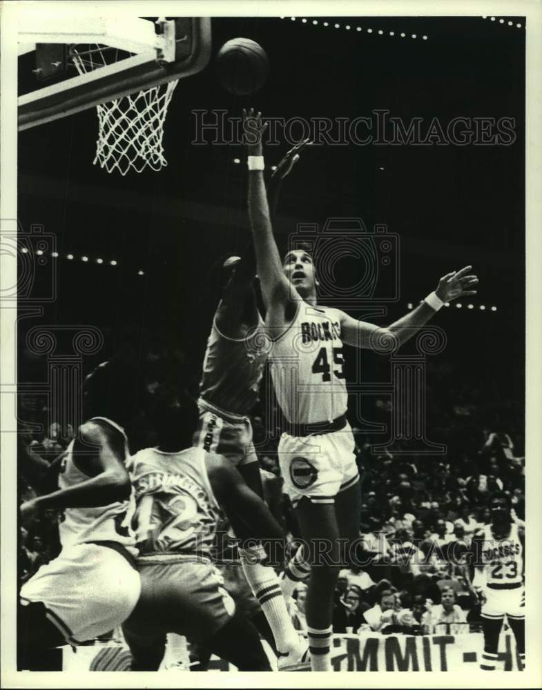 1980 Press Photo Rockets&#39; Tomjanovich shoots under arm of Clippers&#39; Free.- Historic Images