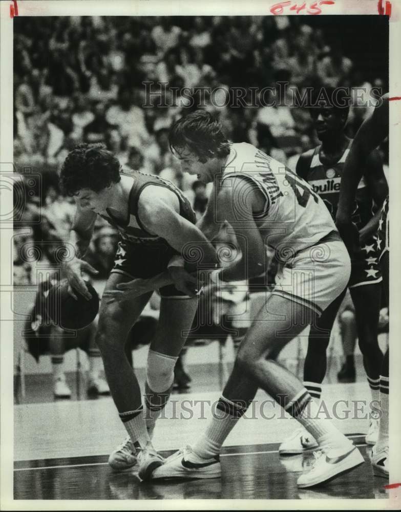 1977 Press Photo Rockets&#39; Rudy Tomjanovich grabs hold of Bullets&#39; Kupchak. - Historic Images