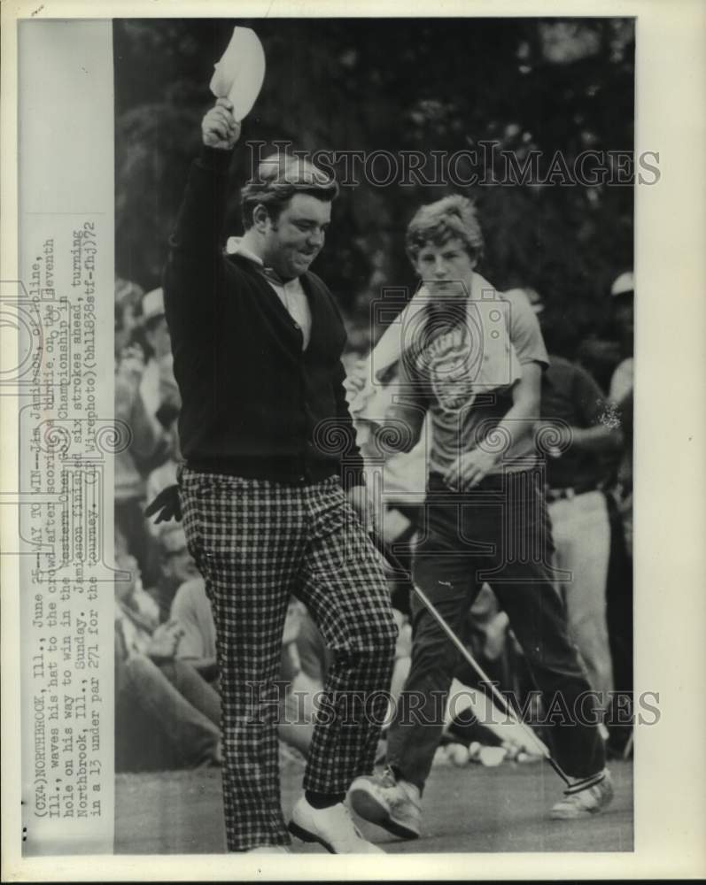 1972 Press Photo Jim Jamieson waves hat after birdie on way to win Western Open. - Historic Images