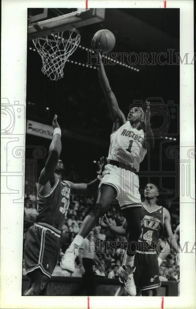 1992 Buck Johnson scores over Karl Malone - Historic Images