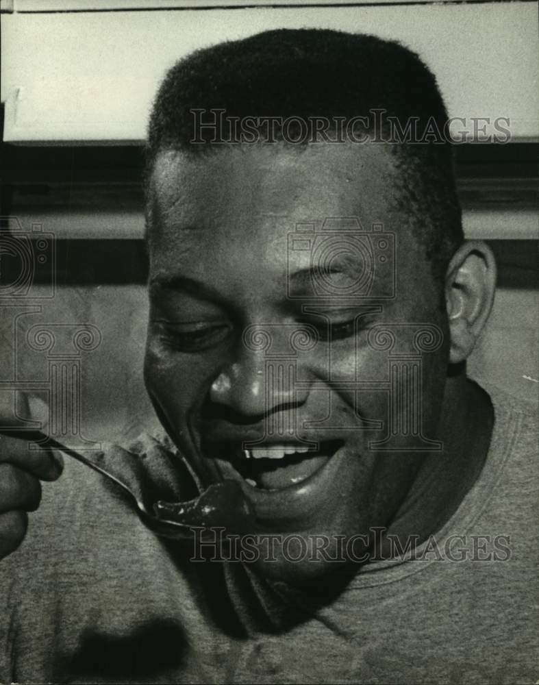 1966 Ernie Ladd tastes his own gourmet cooking - Historic Images