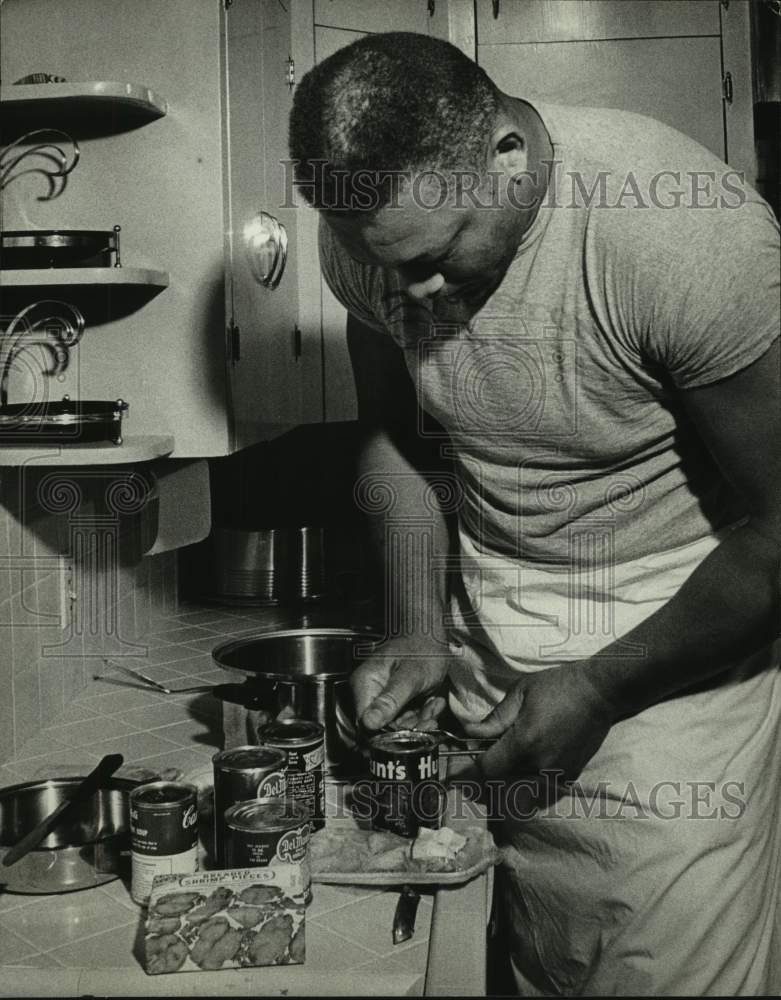 1968 Press Photo Ernie Ladd mixes shrimp, corn, tomatoes and okra in his recipe- Historic Images