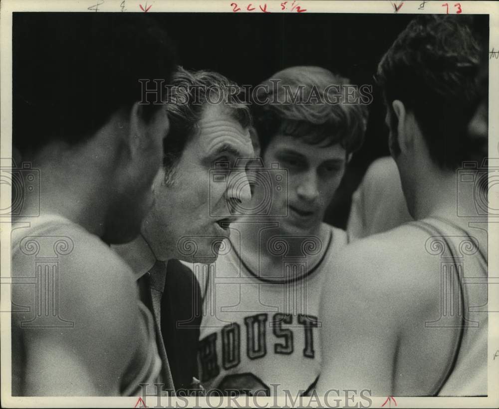 1970 Press Photo Houston basketball coach Guy Lewis talking to team during game - Historic Images