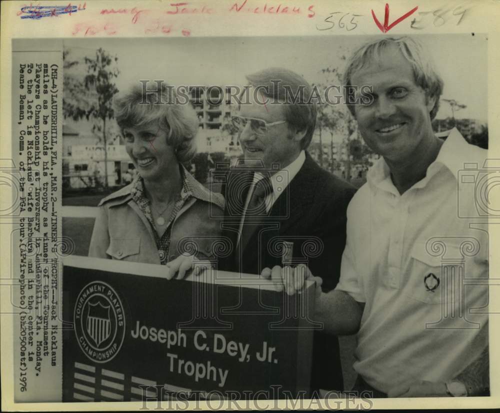 1976 Golfs&#39; Jack Nicklaus, wife Barbara, Deane Beman, Lauderhill, FL - Historic Images