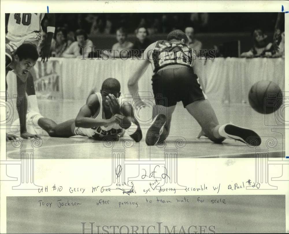 1985 Press Photo UH&#39;s Gerry McGee passes off and DePaul&#39;s Tony Jackson defends - Historic Images