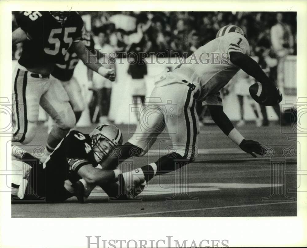 1989 Press Photo Rice&#39;s Tim Fitzpatrick reocrds a sack on SWLA&#39;s Brian Mitchell. - Historic Images