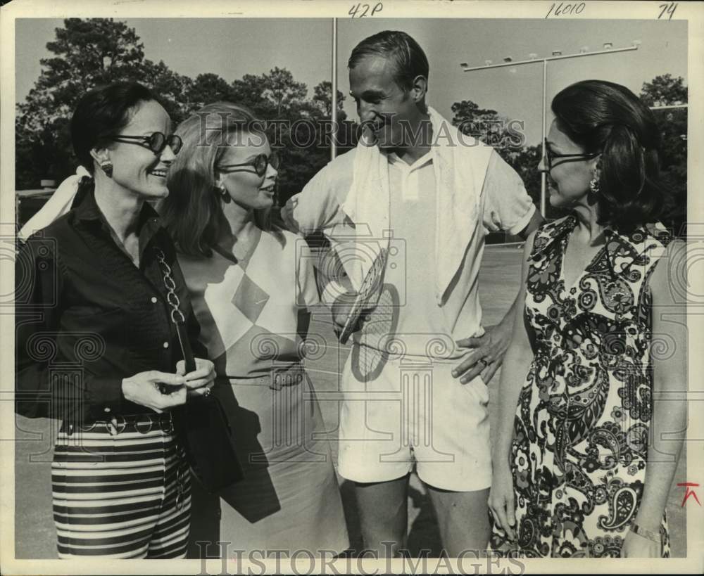 1969 Press Photo Guests chat at River Oaks Country Club Tennis Tournament- Historic Images