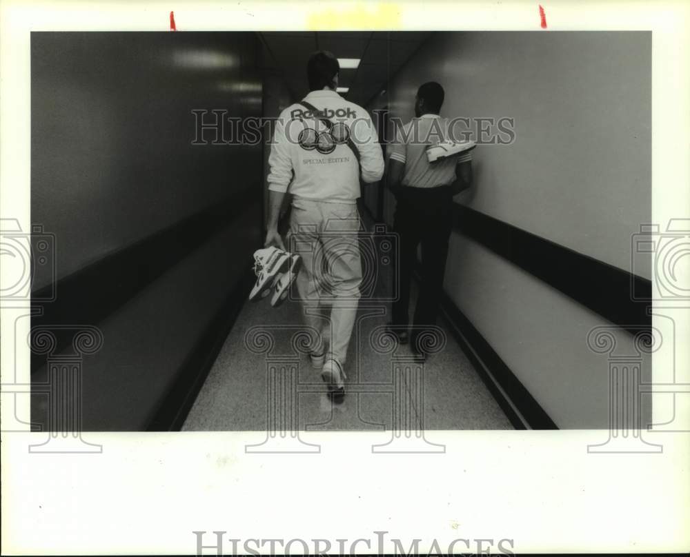 1988 Press Photo Basketballs&#39; Jim Petersen, Rodney McCray leave after traded, TX- Historic Images