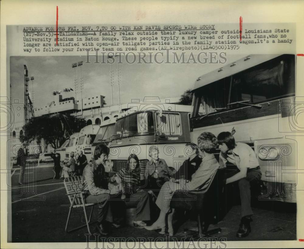 1975 Press Photo Family tailgates at Louisiana State University in camper - Historic Images