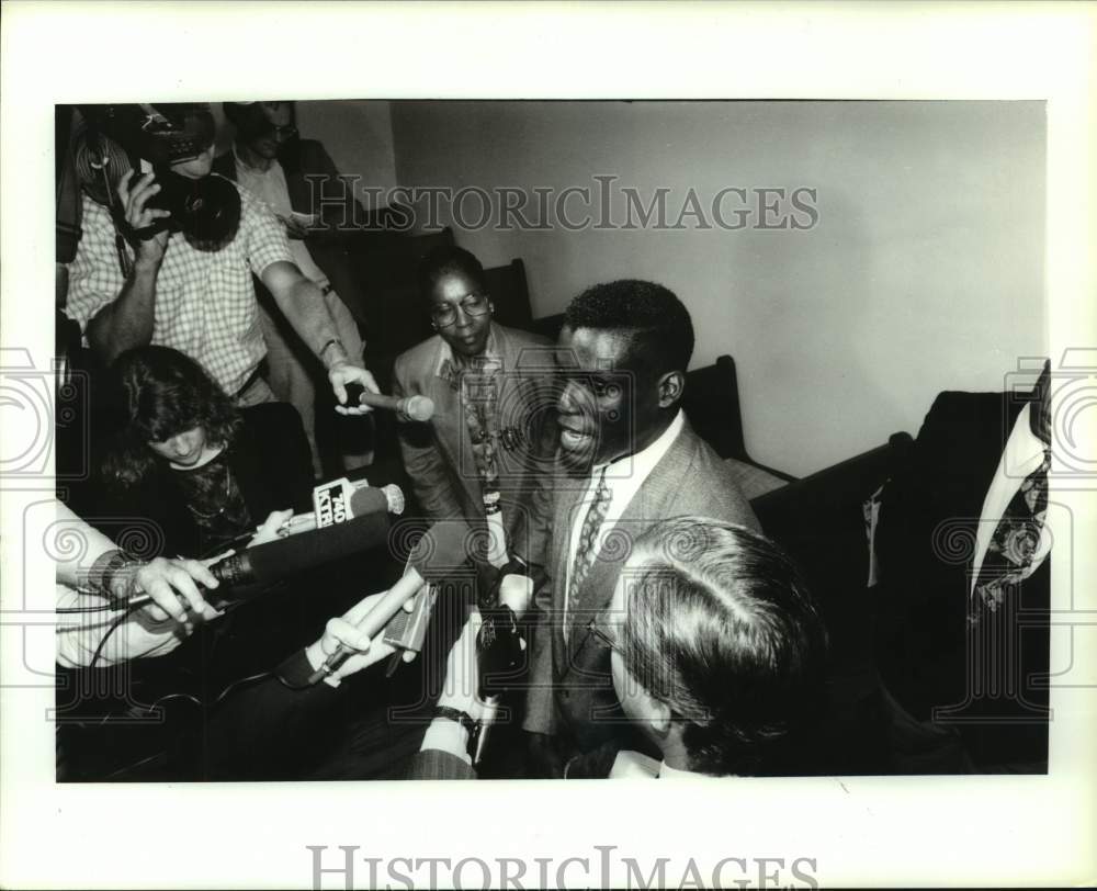 1991 Press Photo Carl Lewis talks with reporters after leaving court - Historic Images