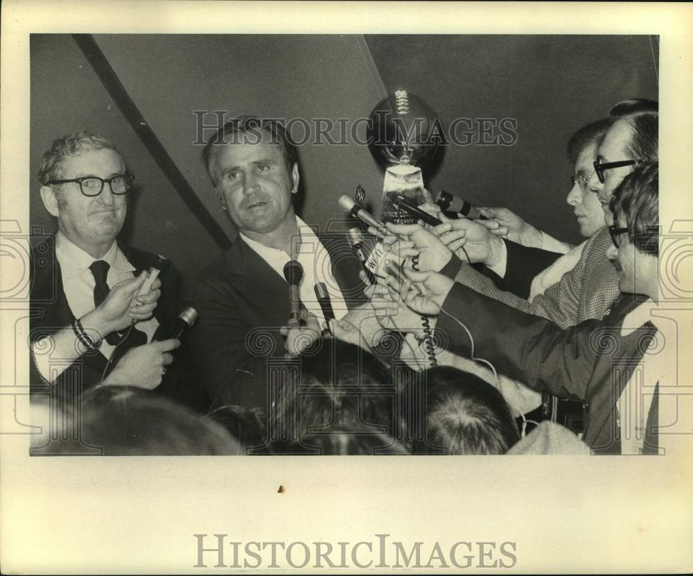 1974 Press Photo Football Don Shula at a press conference, Texas- Historic Images