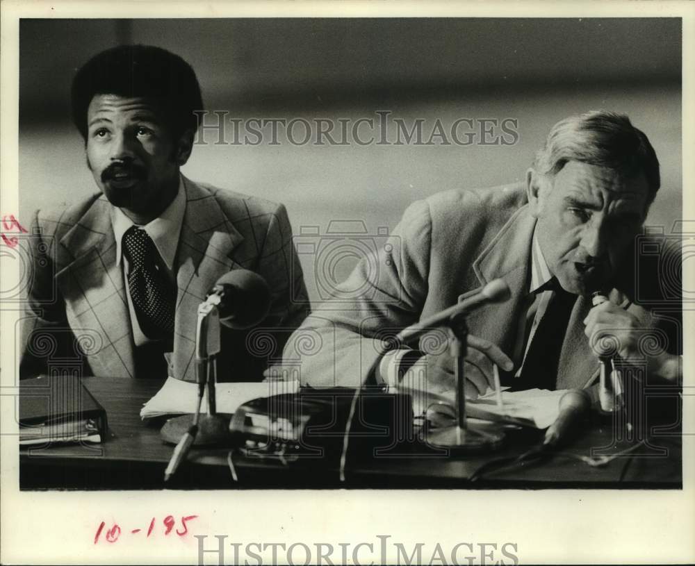 1976 Press Photo John Lucas at the announcers table - hcs15746- Historic Images