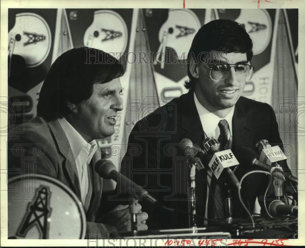 1982 Press Photo Oliver Luck of Houston Oilers gives press conference- Historic Images