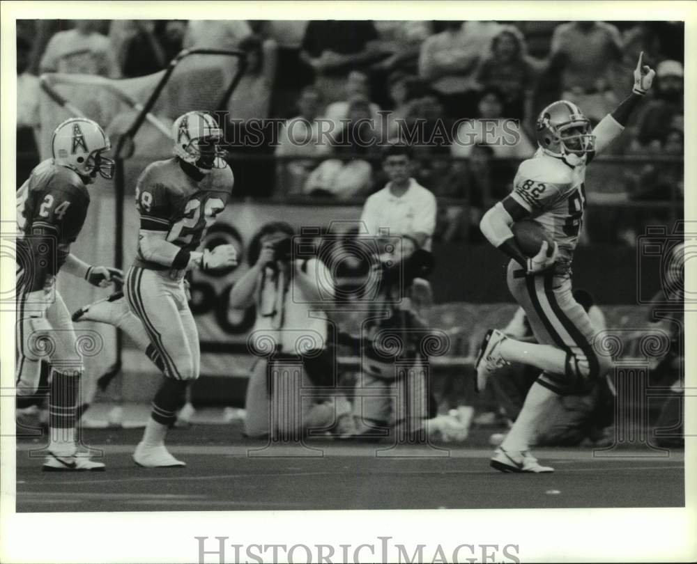 1990 Press Photo 49ers John Taylor runs from Oilers Chris Dishman &amp; Steve Brown - Historic Images